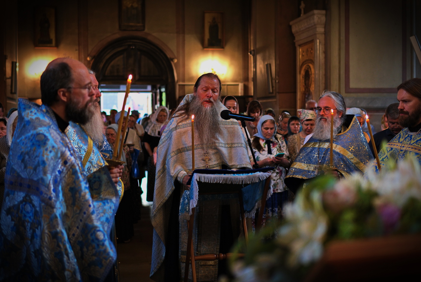 Монастырь. Праздничная служба.