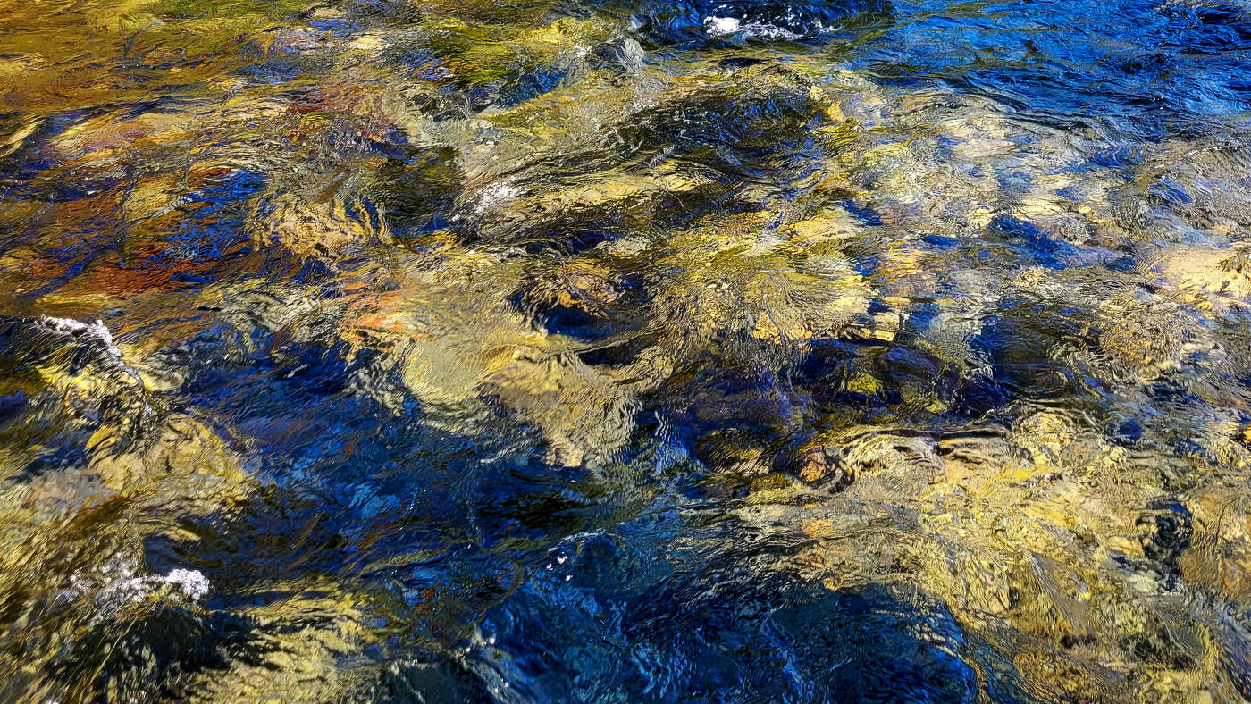 Вода и камни .