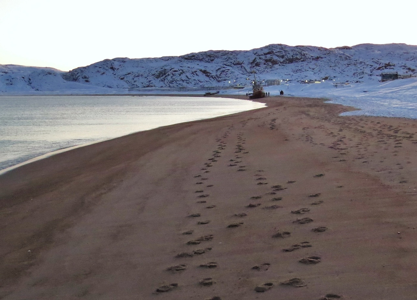 по берегу Баренцева...