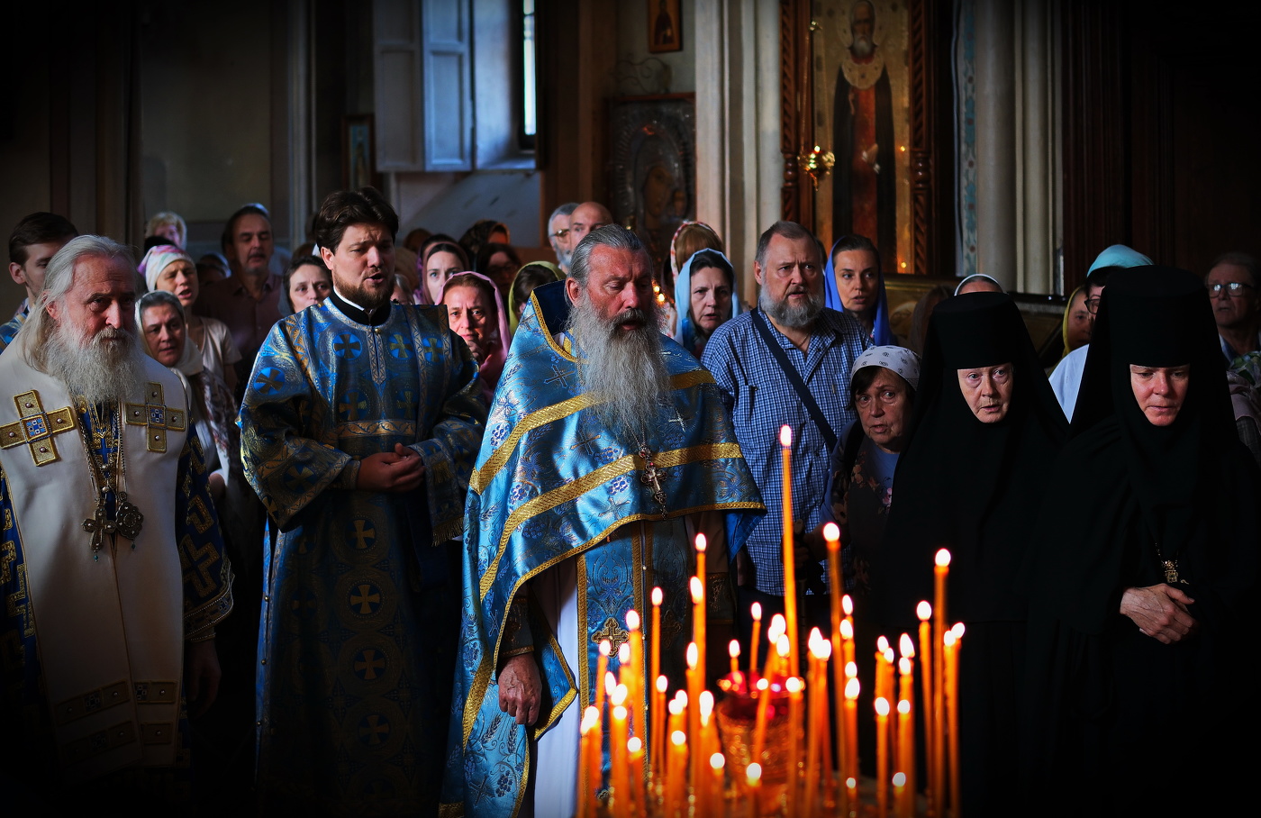 Монастырь. Праздничная служба.