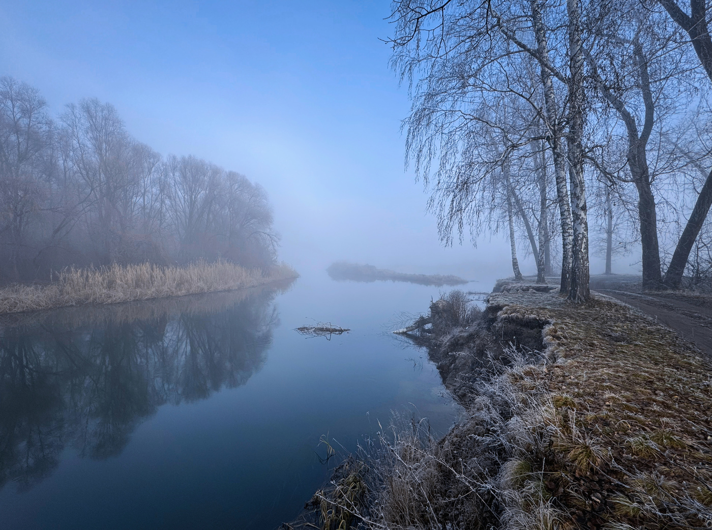 В туманной дымке зимы начало.