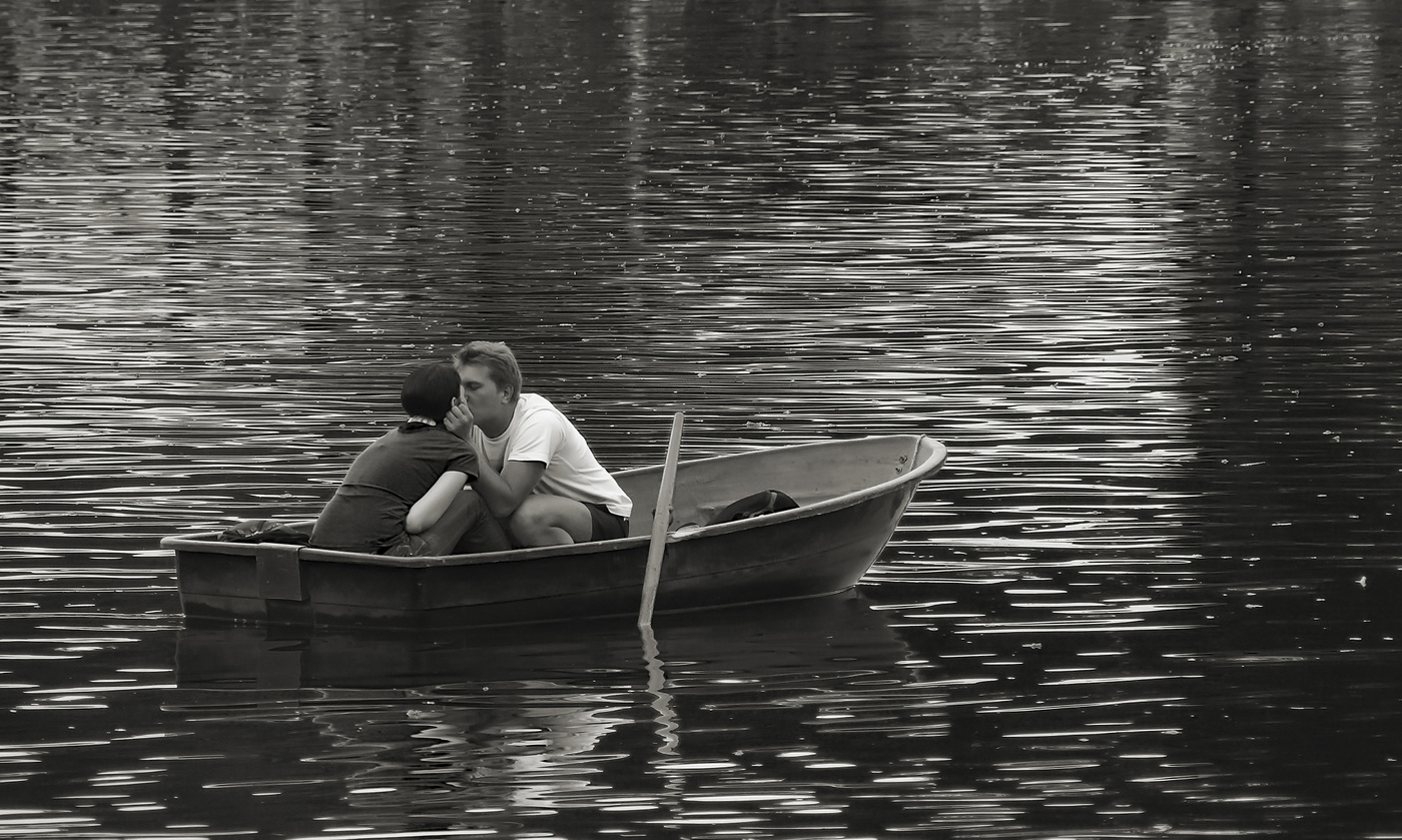 Мы на лодочке катались......