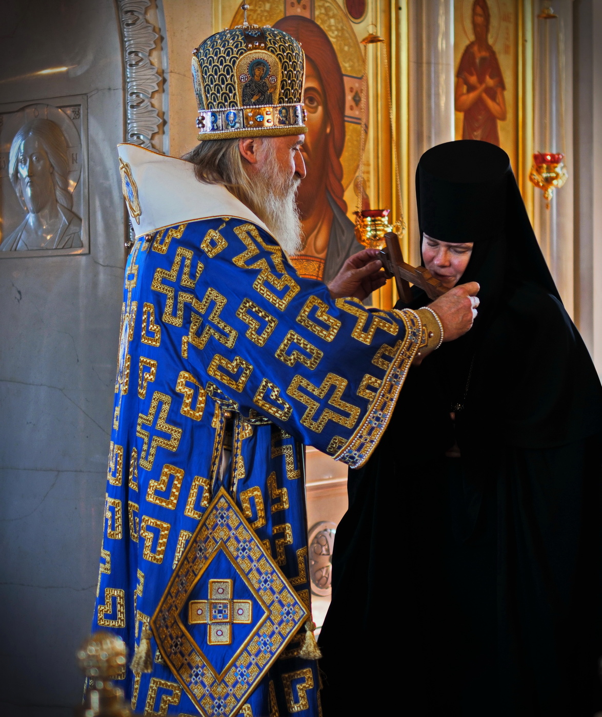 Монастырь. Праздничная служба.