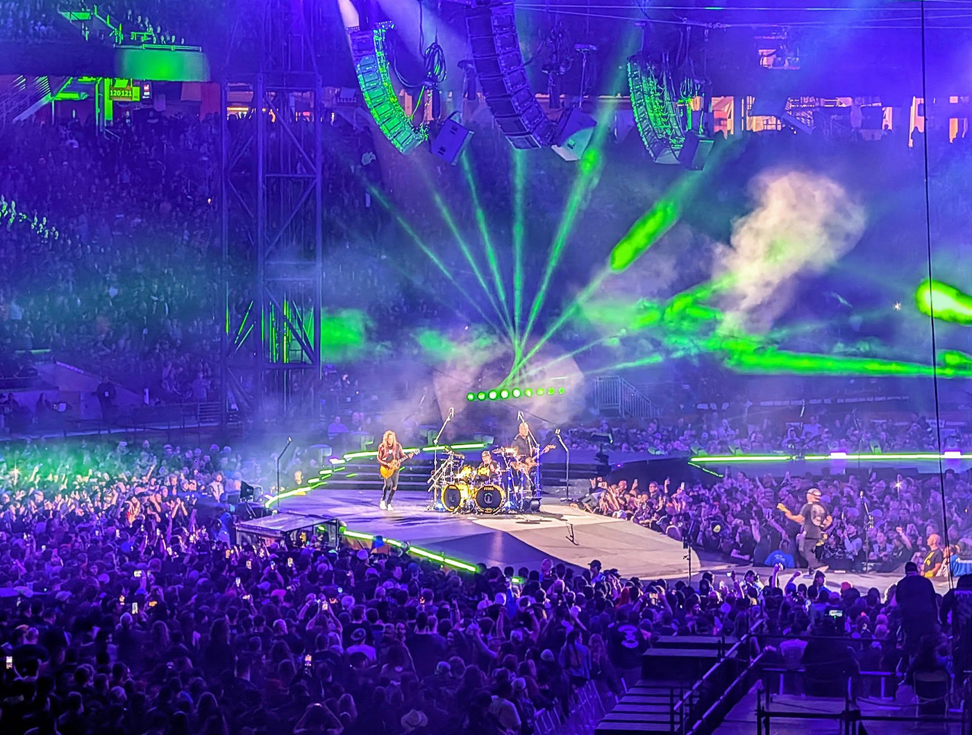 Концерт на стадионе в чужой далёкой стране