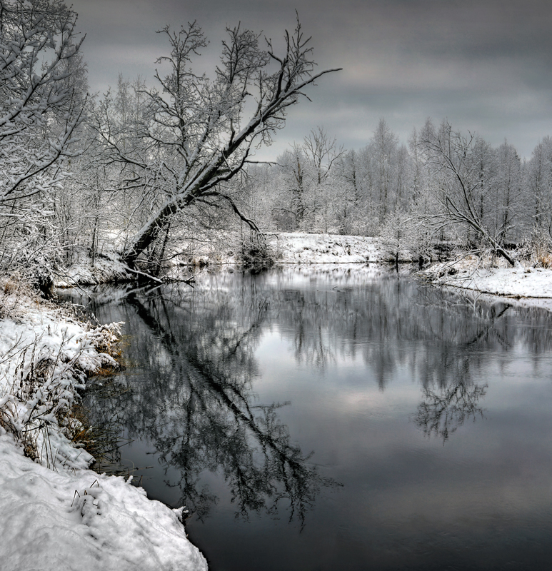 Склонившись над рекой..