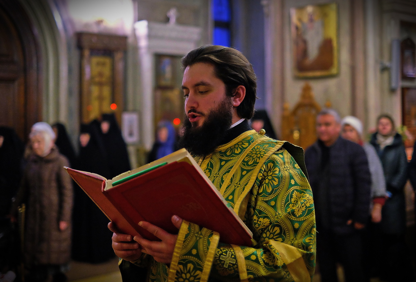 Монастырь. Праздничная служба.