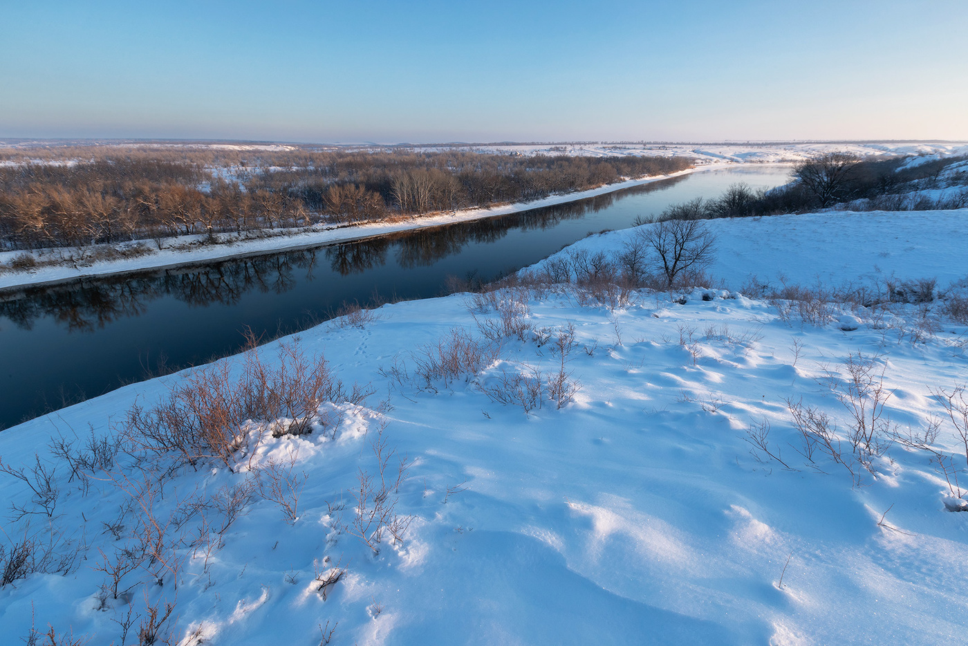 Над холодной рекой
