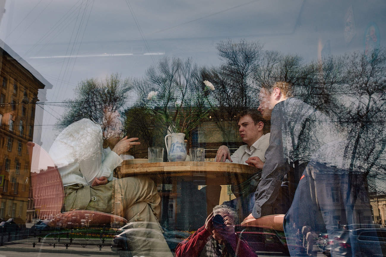 автопортретный натюрморт с вазой, гвоздиками и стаканАми