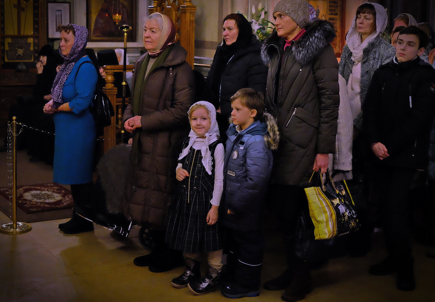 Дети в церкви.