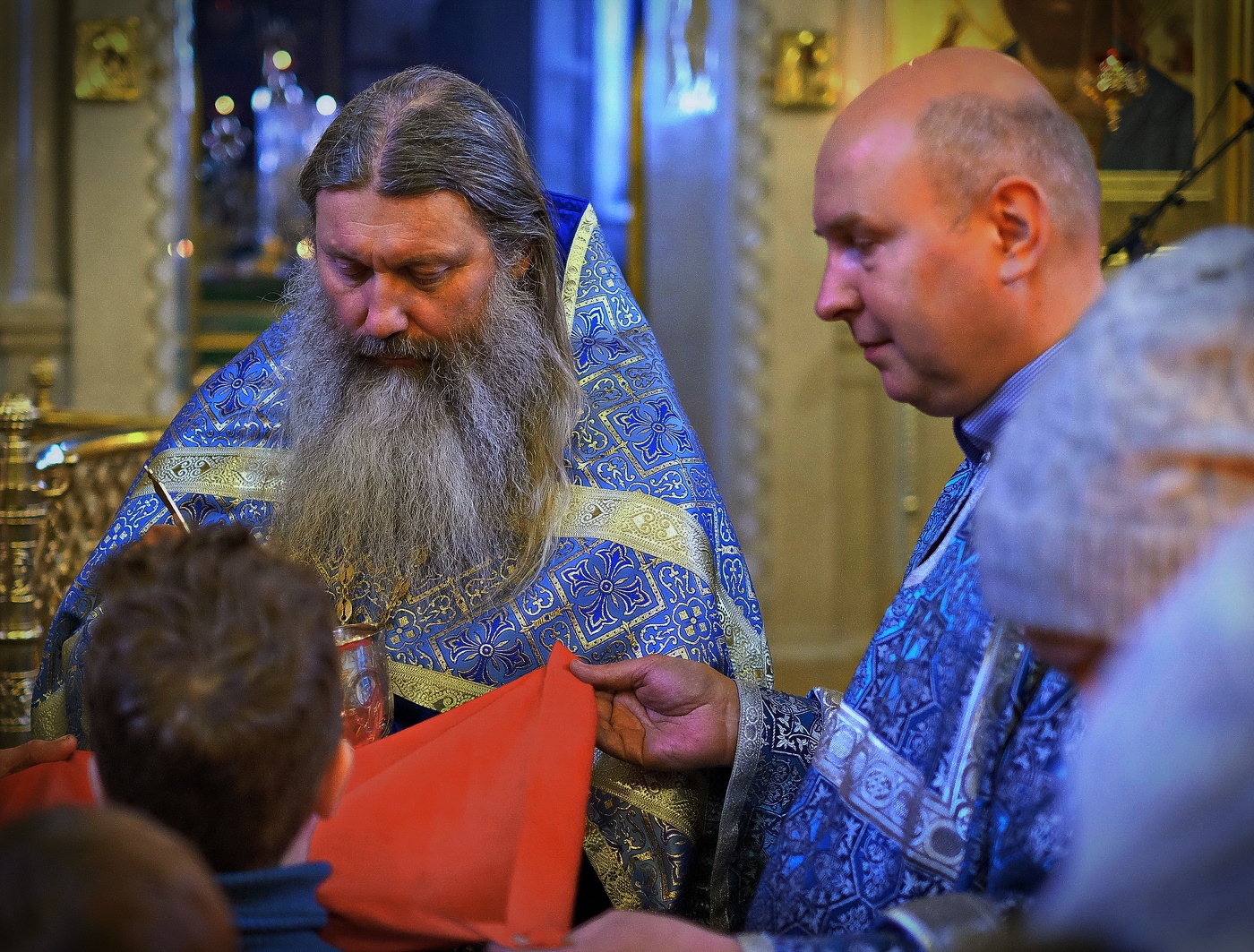 Дети в церкви.