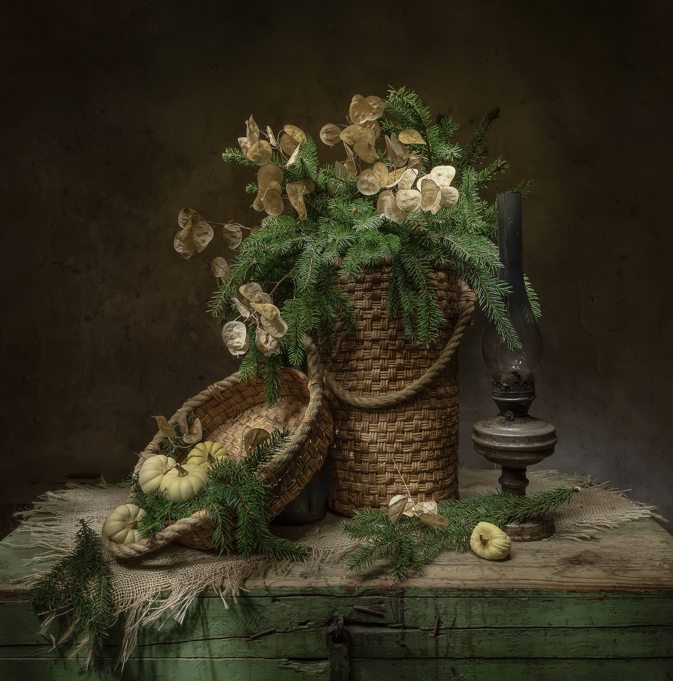 На старом сундуке..