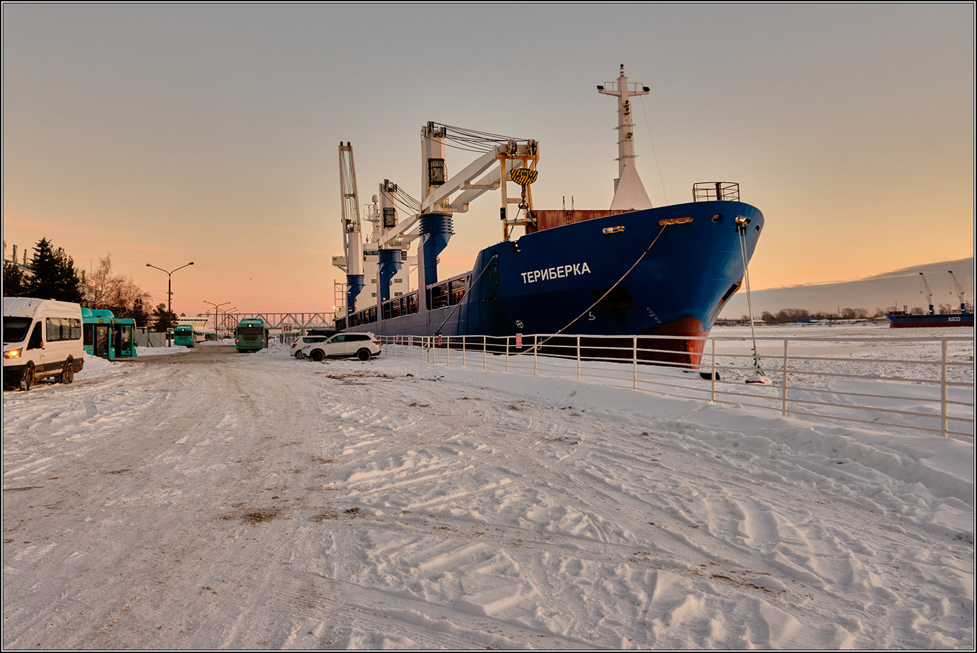 На зимних причалах.