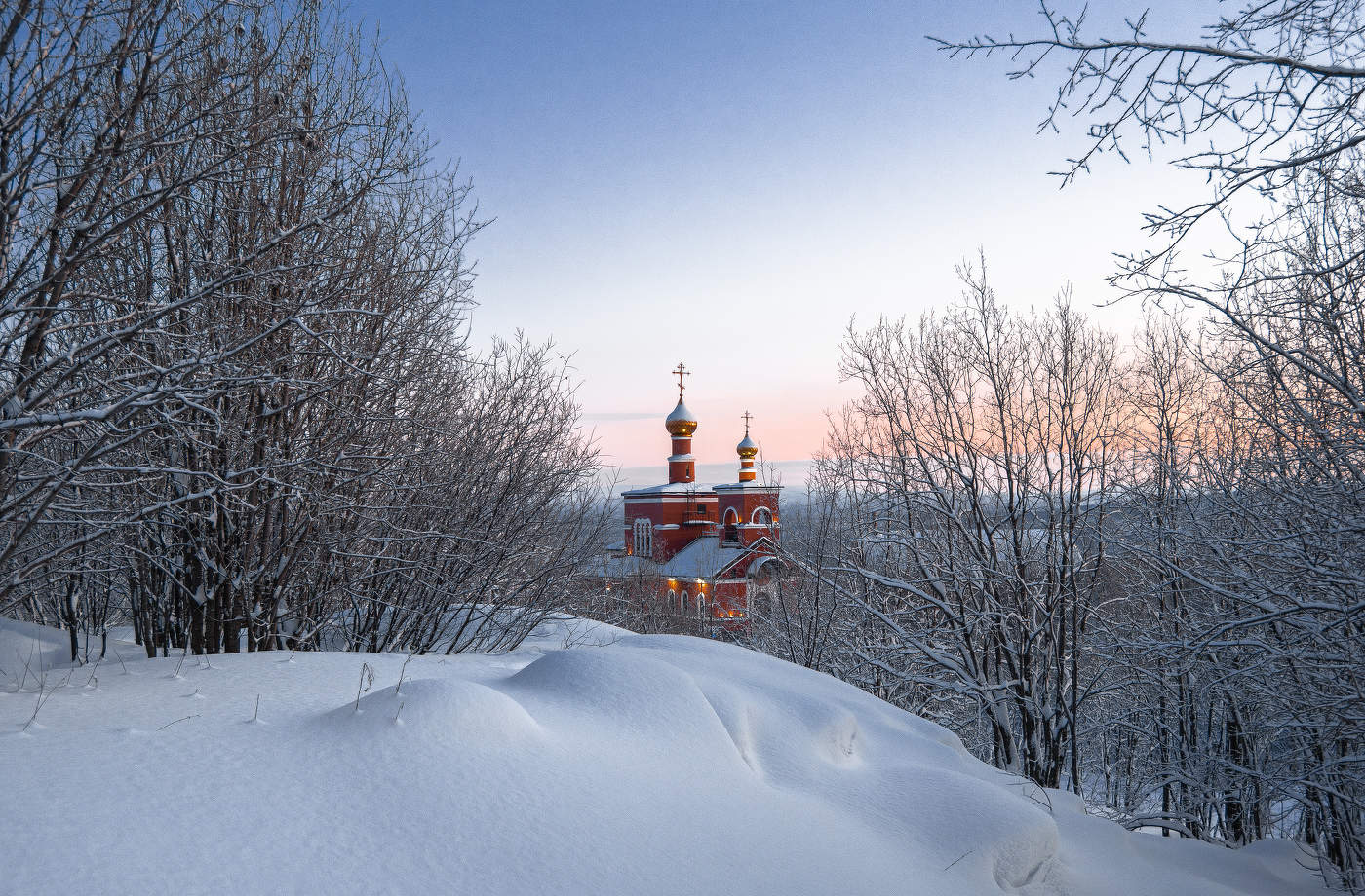 за сугробами