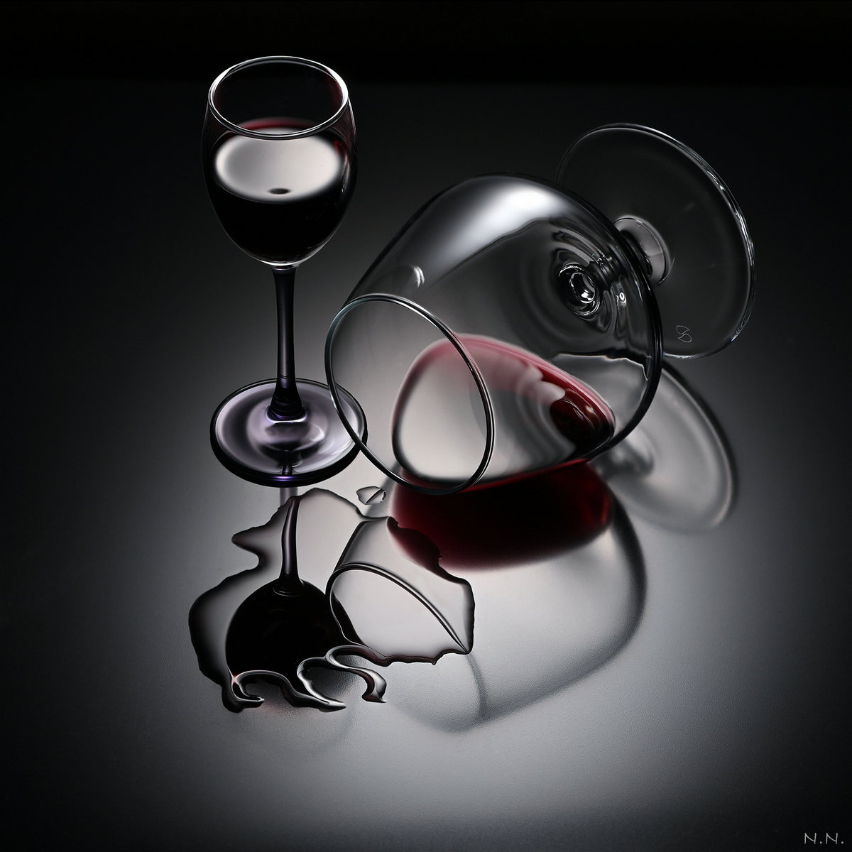 Два бокала, один упал...