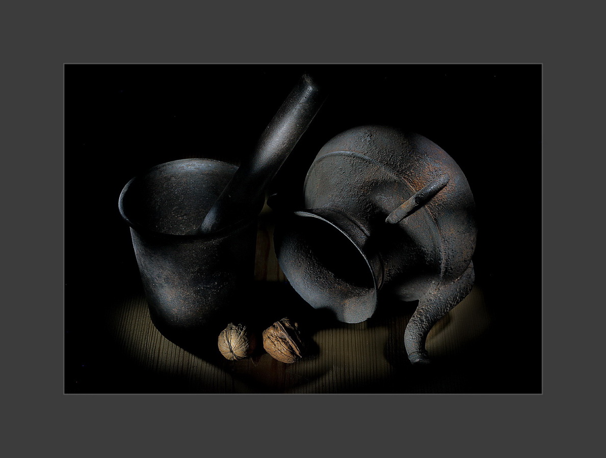 Натюрморт с чугунием, или "Крепкие орешки".