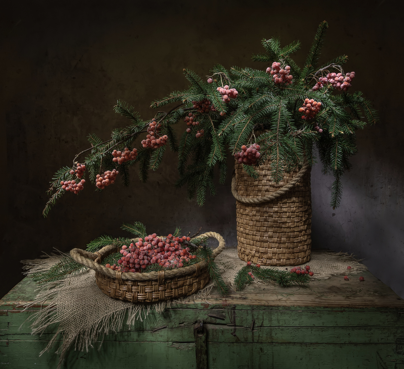 На старом сундуке