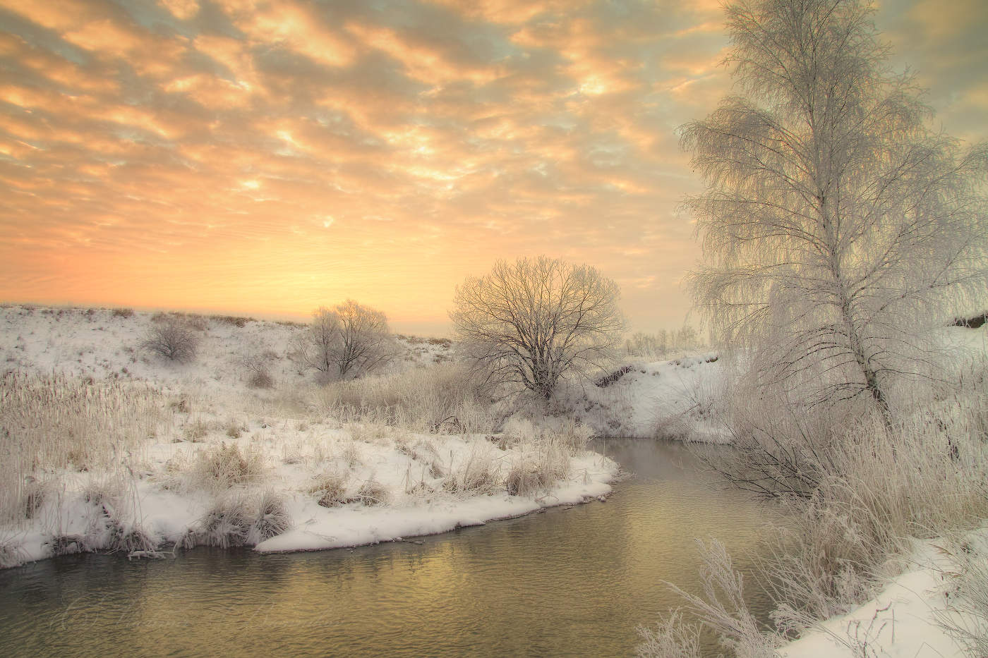 Рассвет на зимней реке