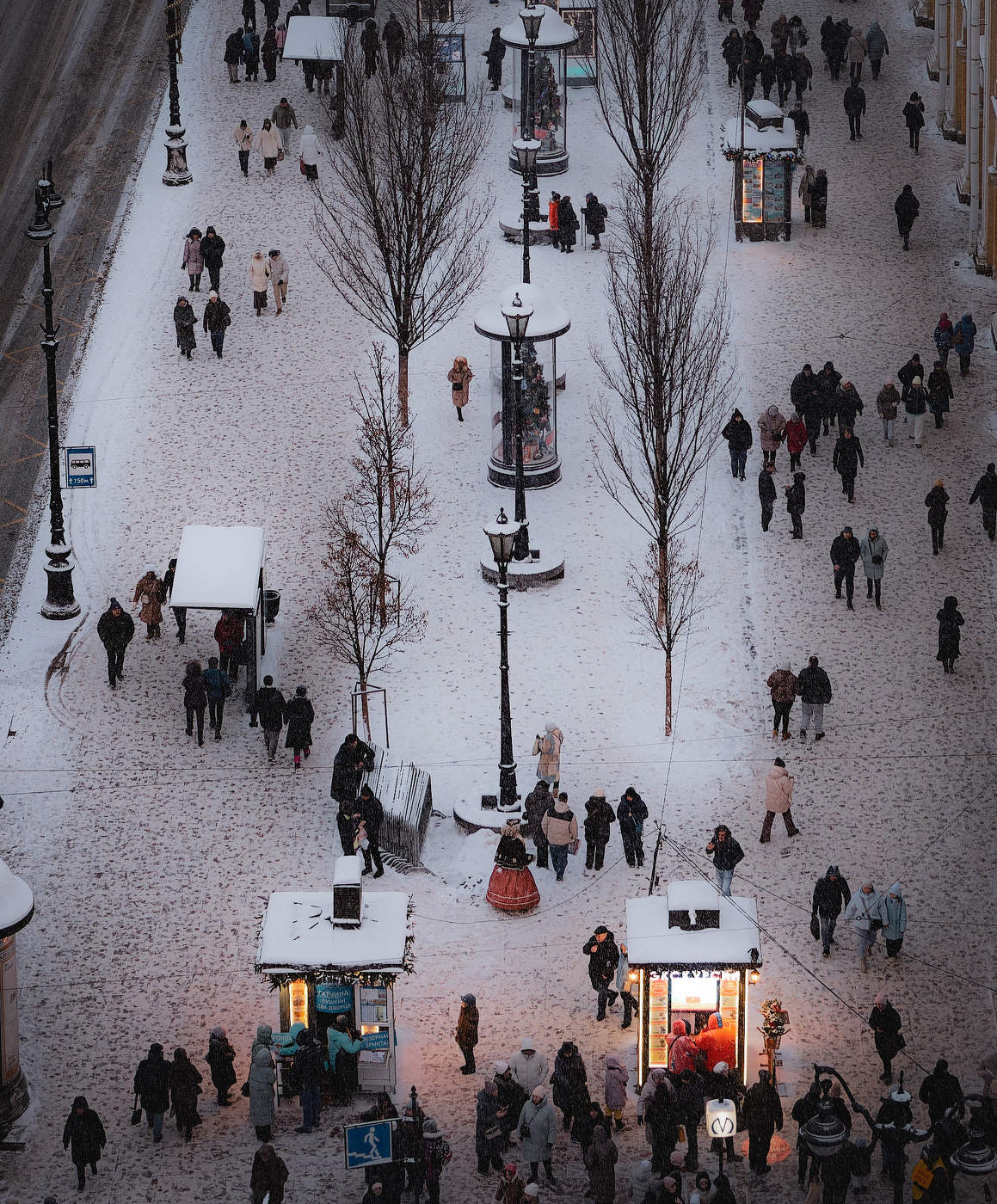 Невский. У Гостиного двора.
