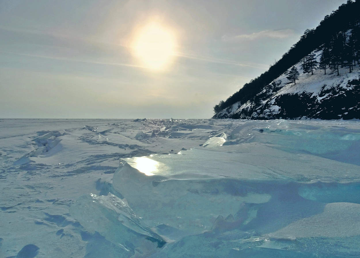 По торосам вдоль берега Байкала