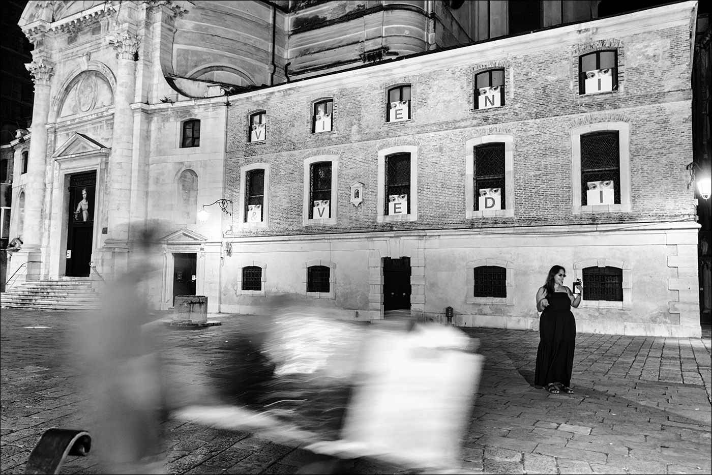 интуристка и курьер занимаются каждый своим прямо на площади