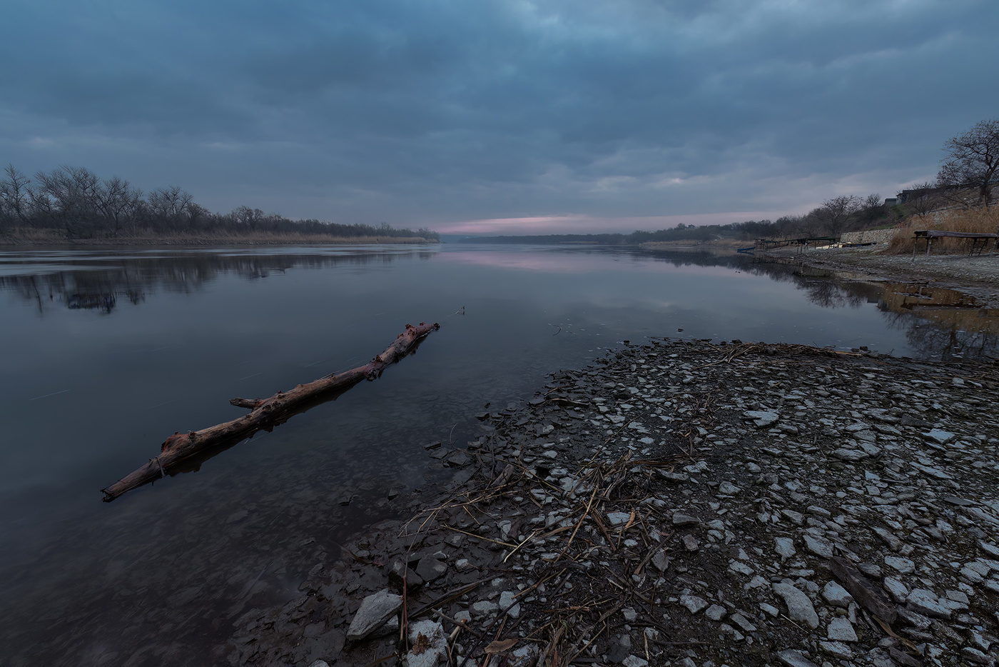 Хмурое утро у мутной реки