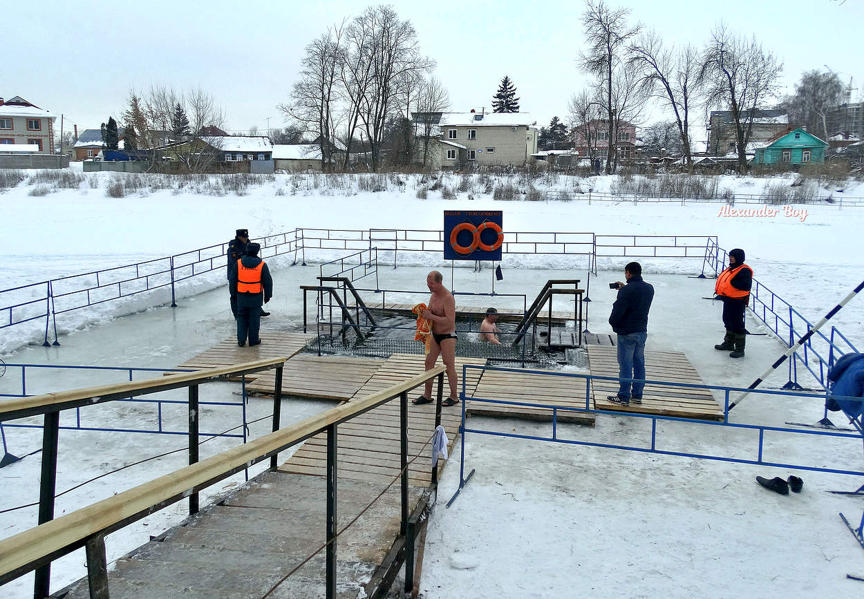 Крещенскую купель опробовали смельчаки