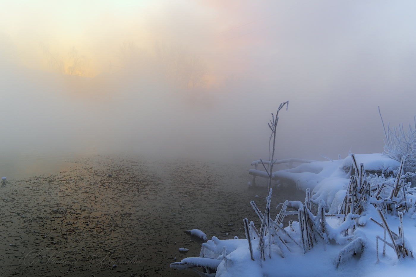 Рассвет на тёплой реке