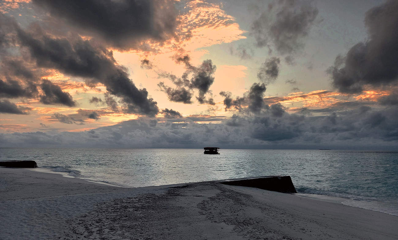 Наползает шторм на берег