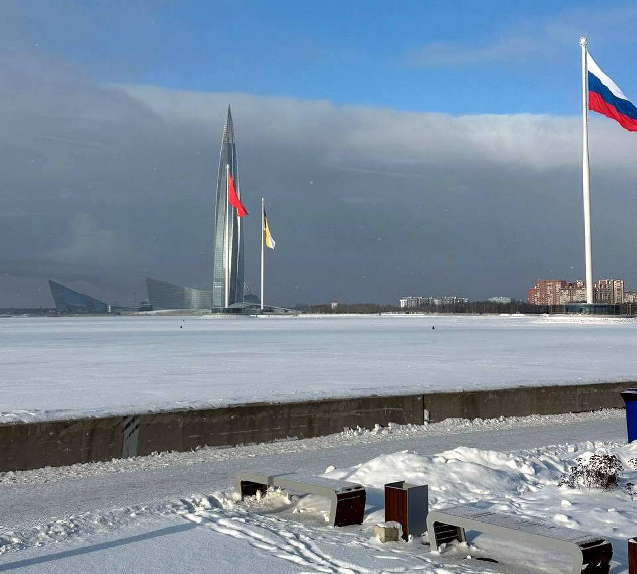 Зимний вид на небоскрёб