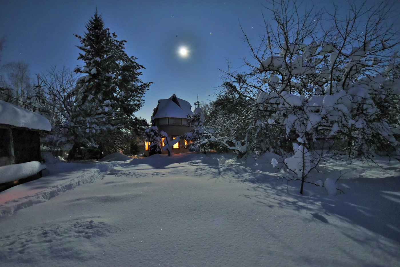 "Луна светила так, как будто ей предстояла казнь под утро..."