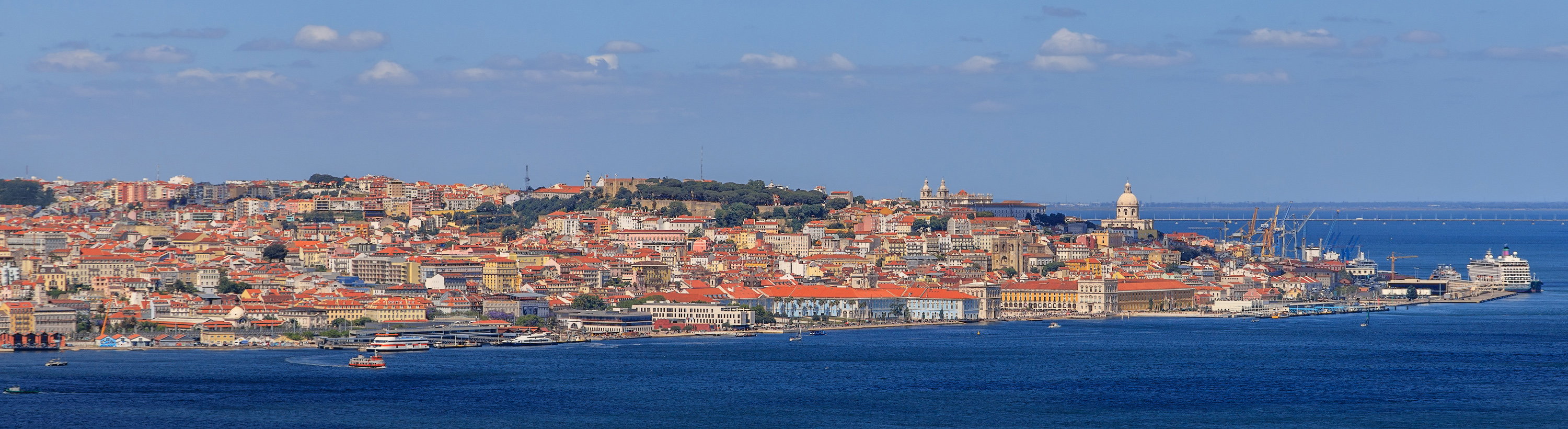 Лиссабон с другого берега реки Тежу