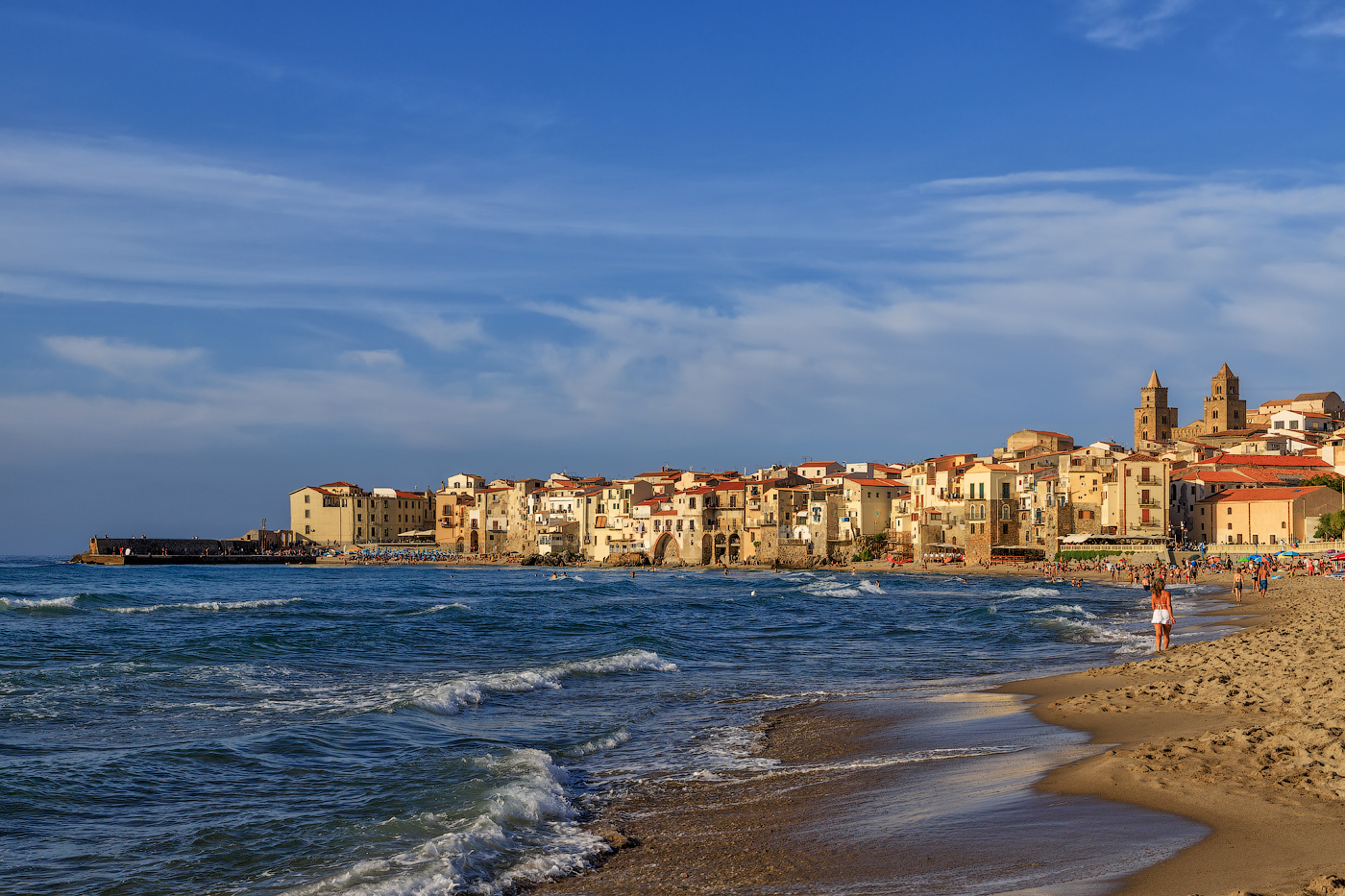 Чефалу в лучах заходящего Солнца