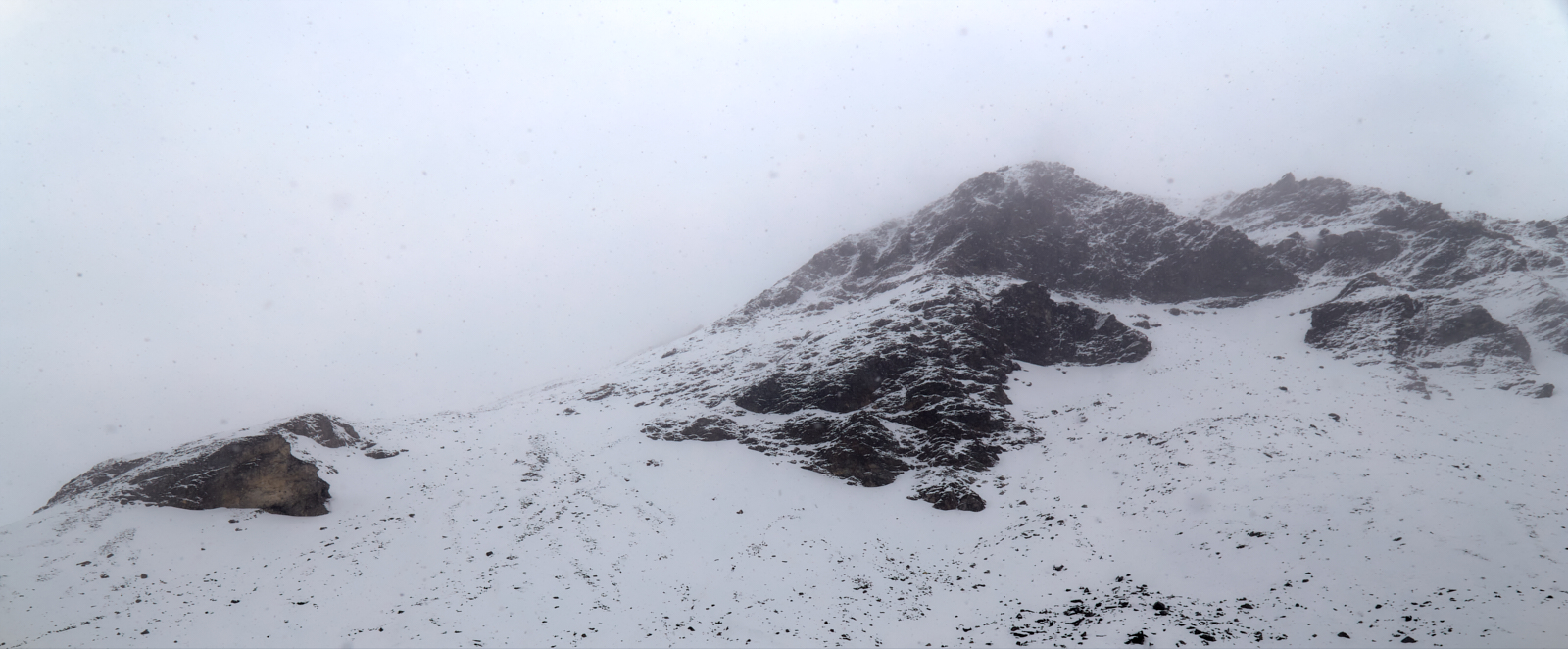 а снег всё падал