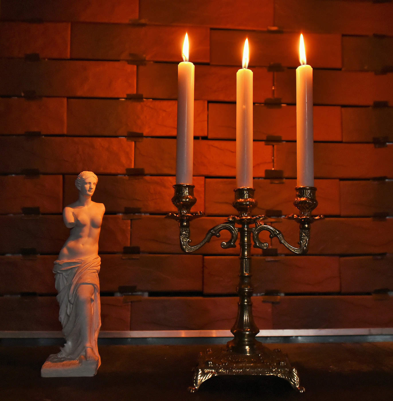 "Канделябр со свечами поставив на крышку рояля ..."