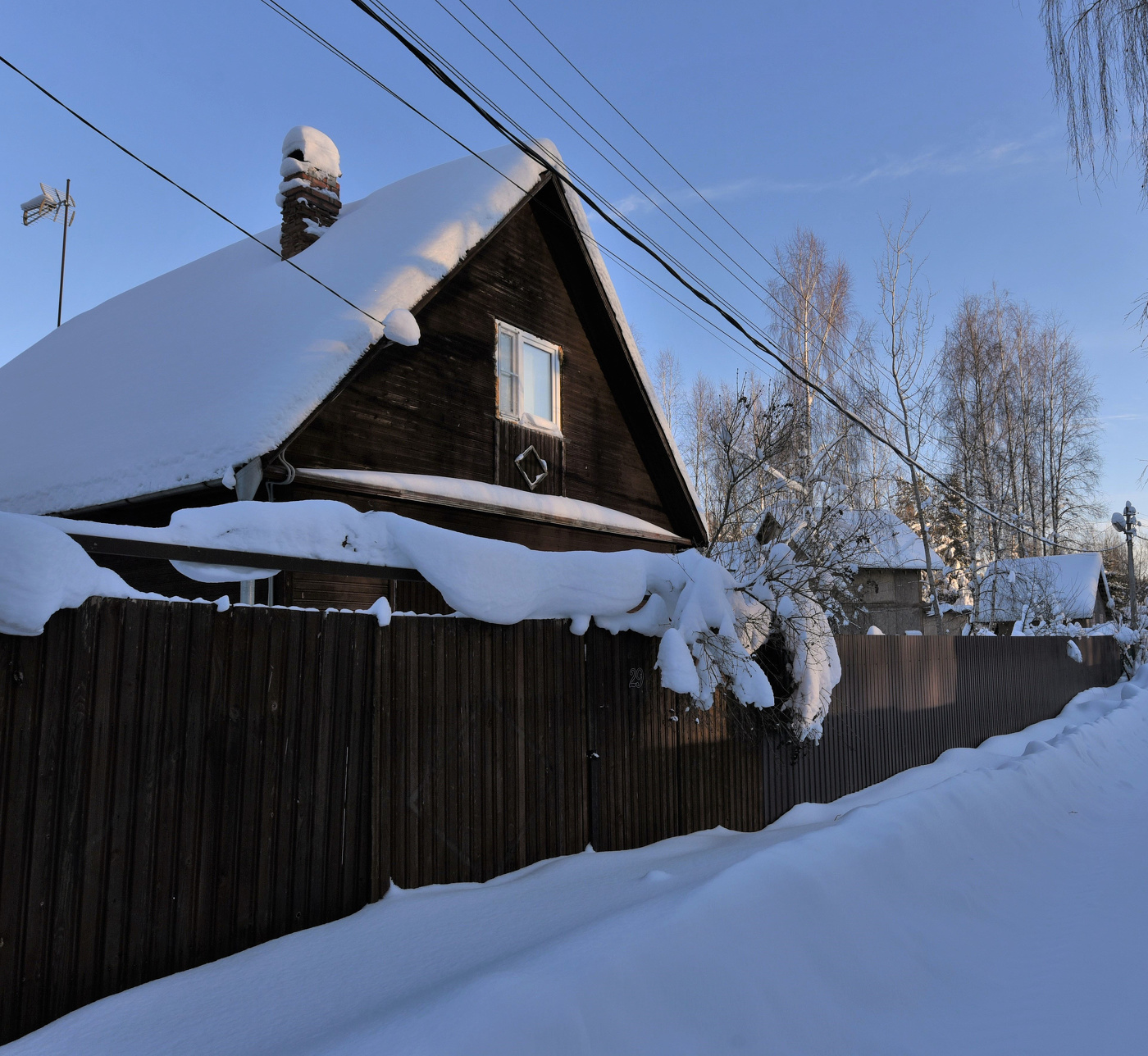 "Мой дачный домик снегом занесло, тропинки нет, к нему не подобраться..."
