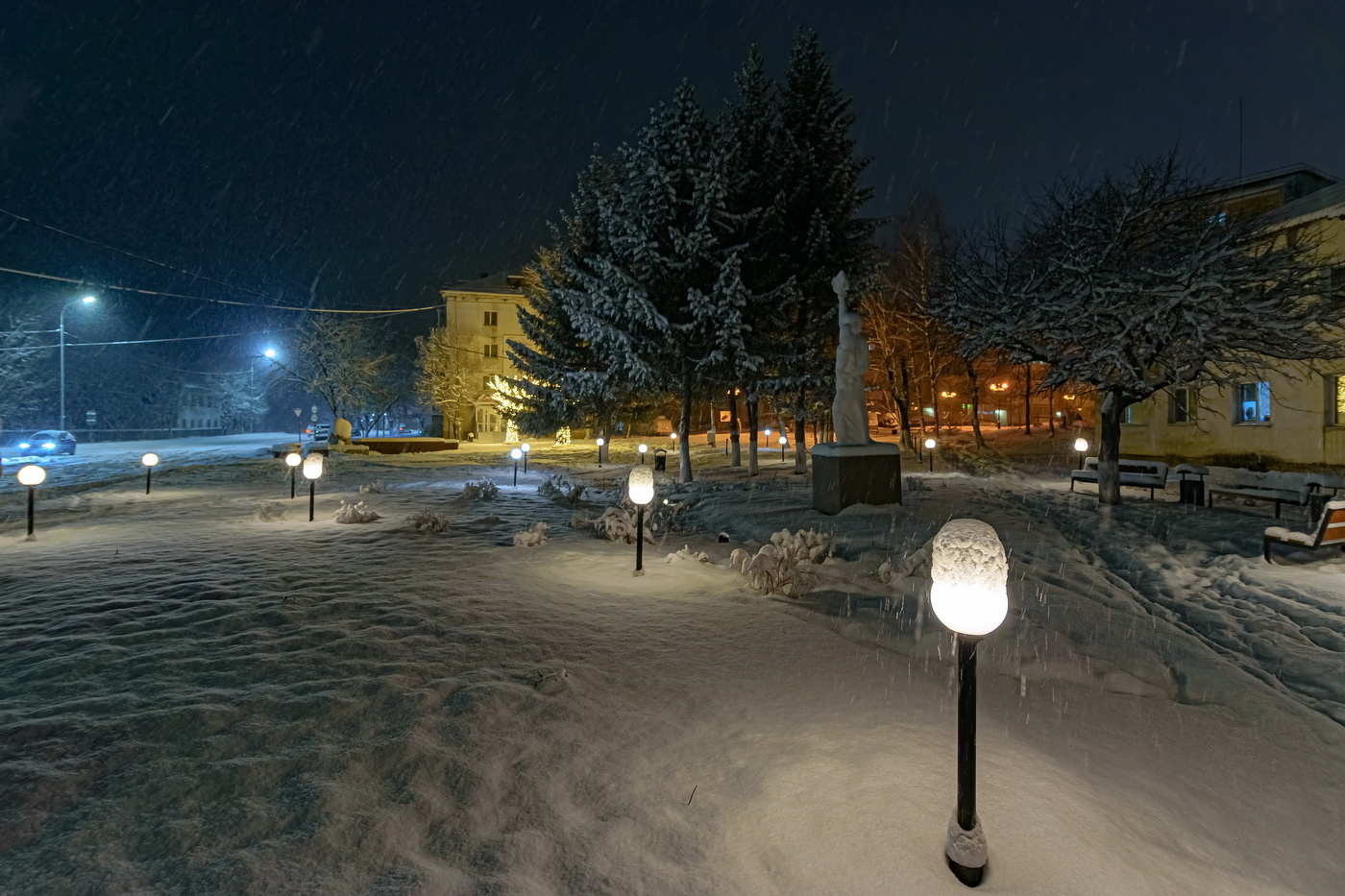 Город. Вечер. Снег