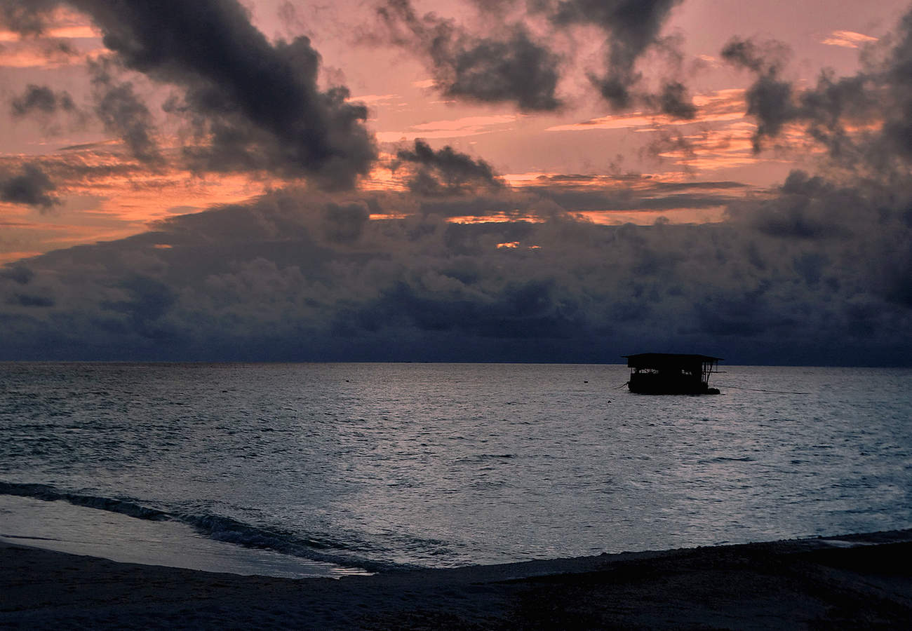 К ночи море затихло перед бурей