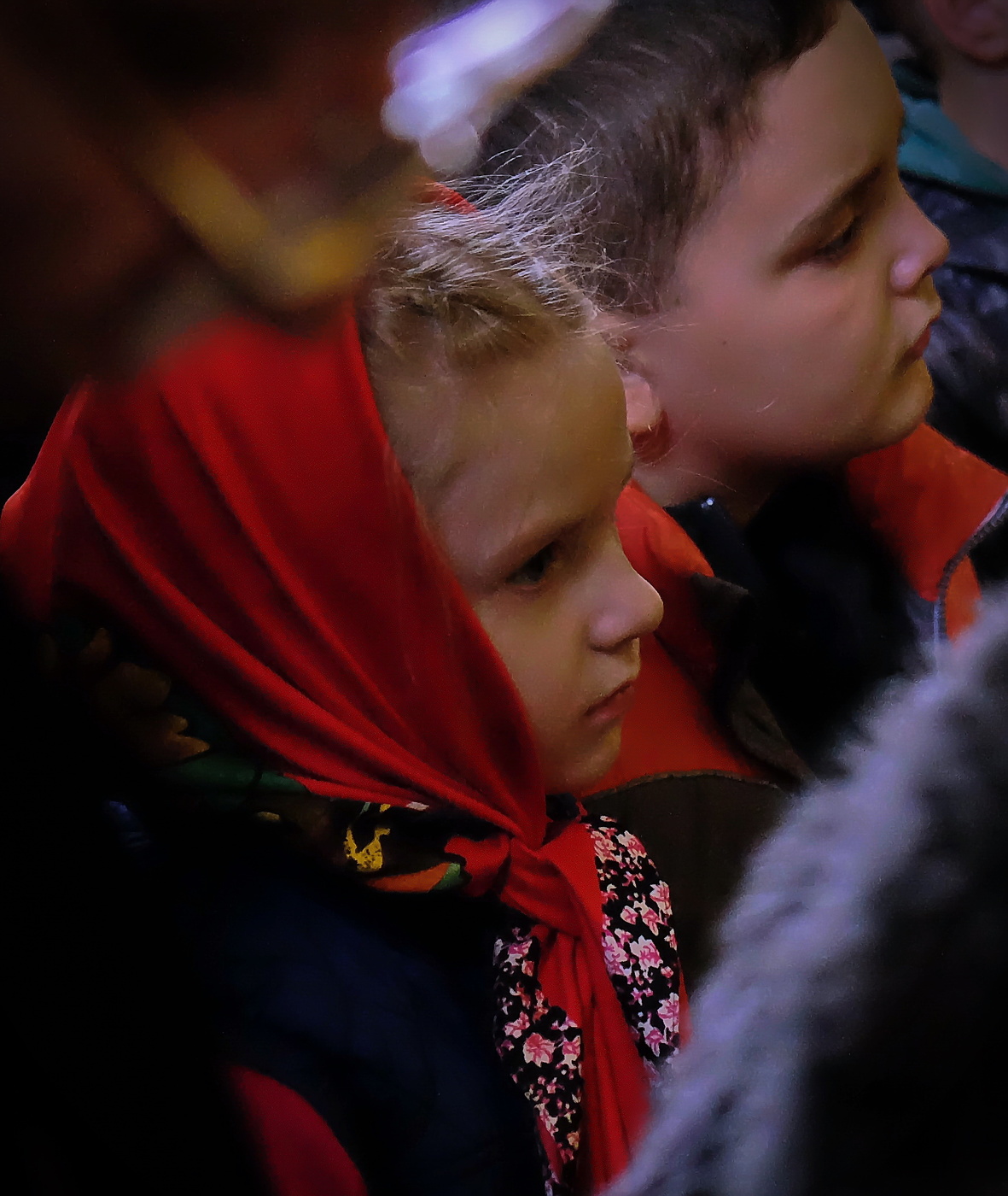 Дети в церкви.