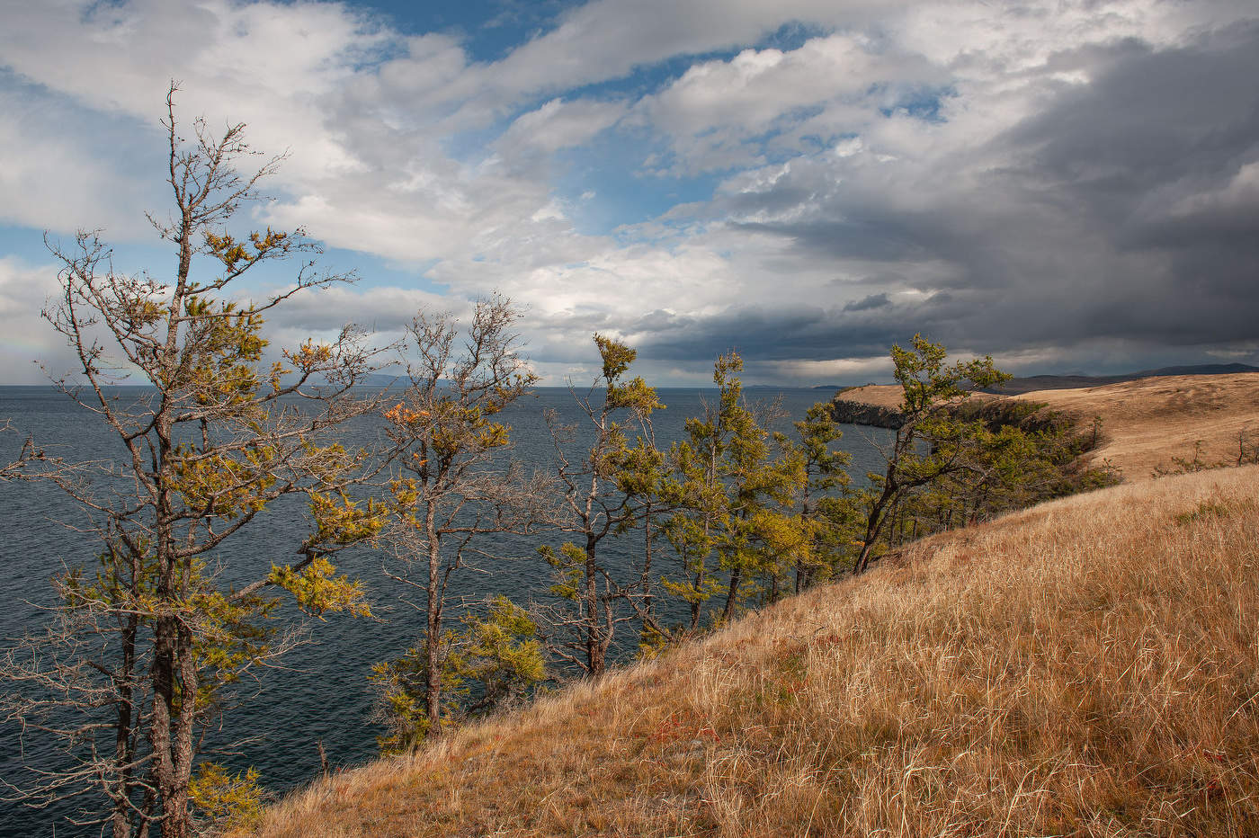 Осенний берег Байкала.