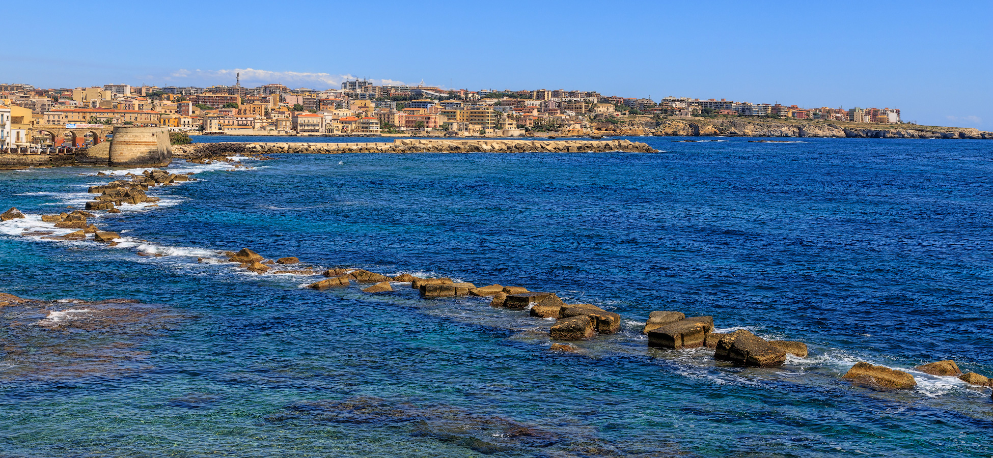 Убегает в море дорожка из камней...