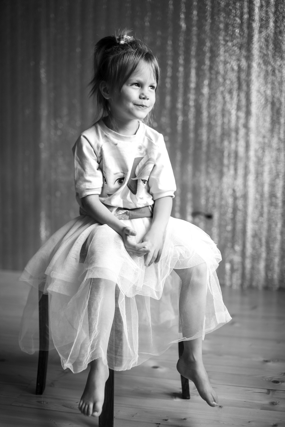 Девочка на стуле