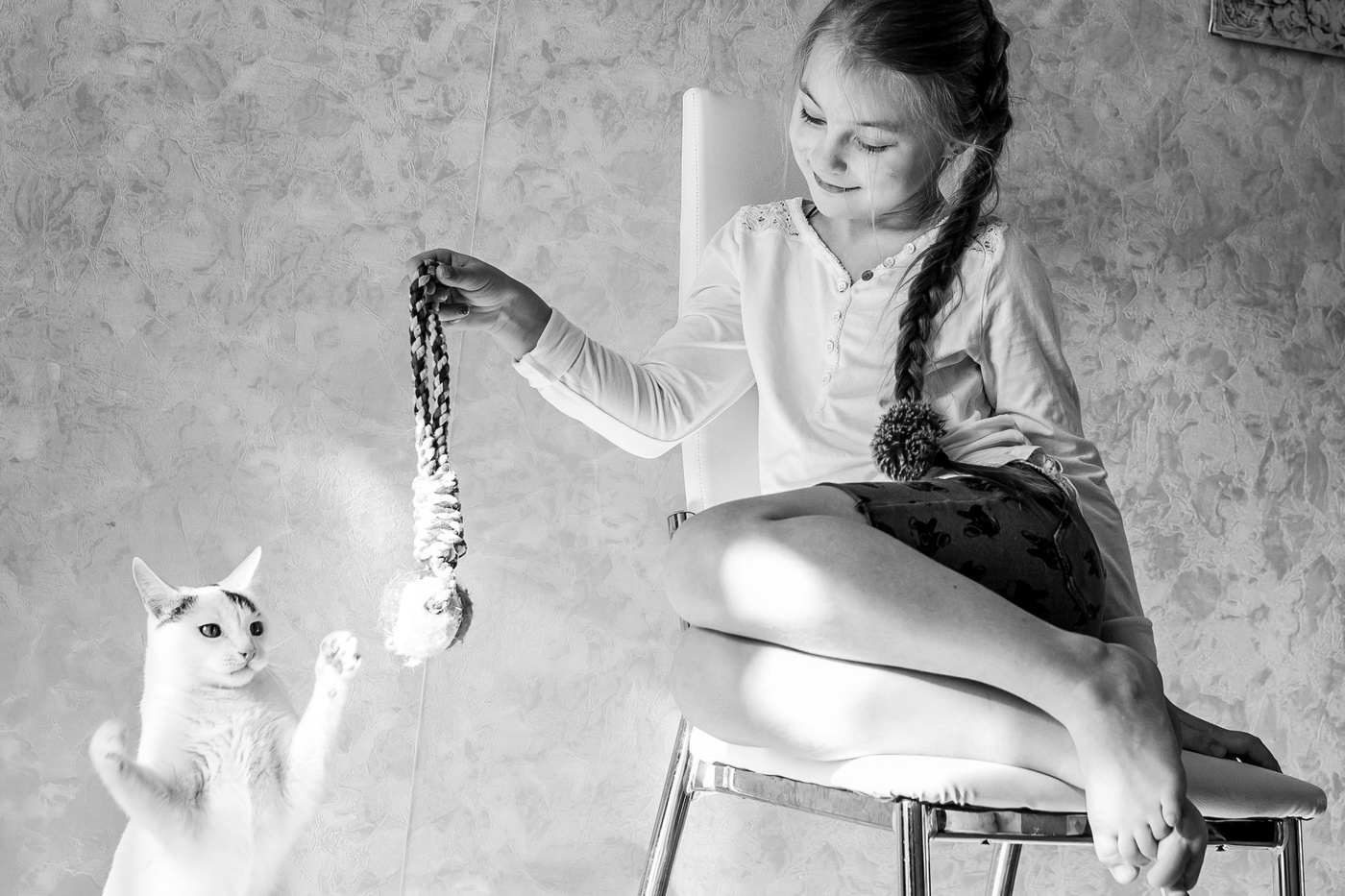Девочка играет с кошкой