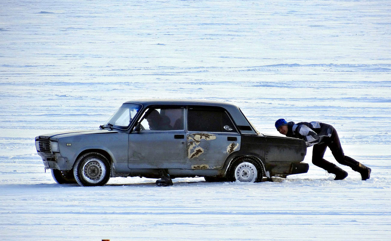 По льду Байкала на ретро машине