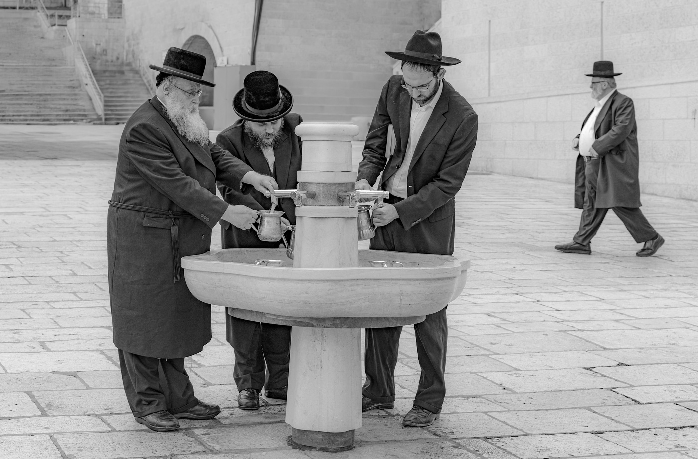 Серьезные люди