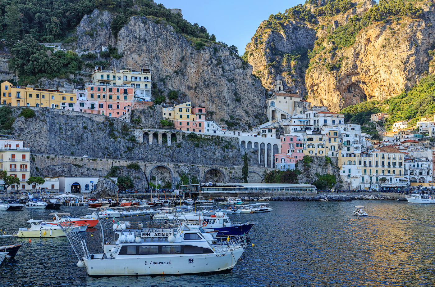 Разноцветные домики на скалистом берегу