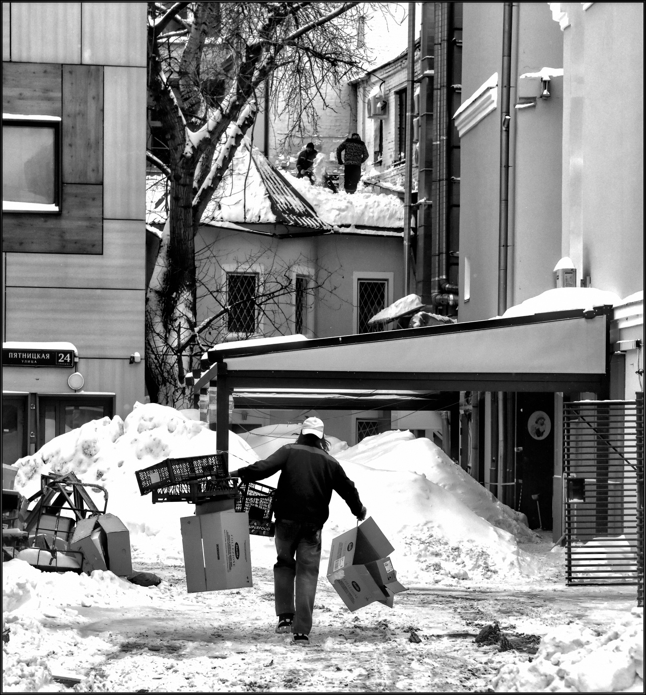 .... Во дворе ....