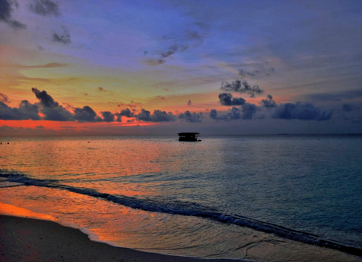 Разноцветный вечер на море