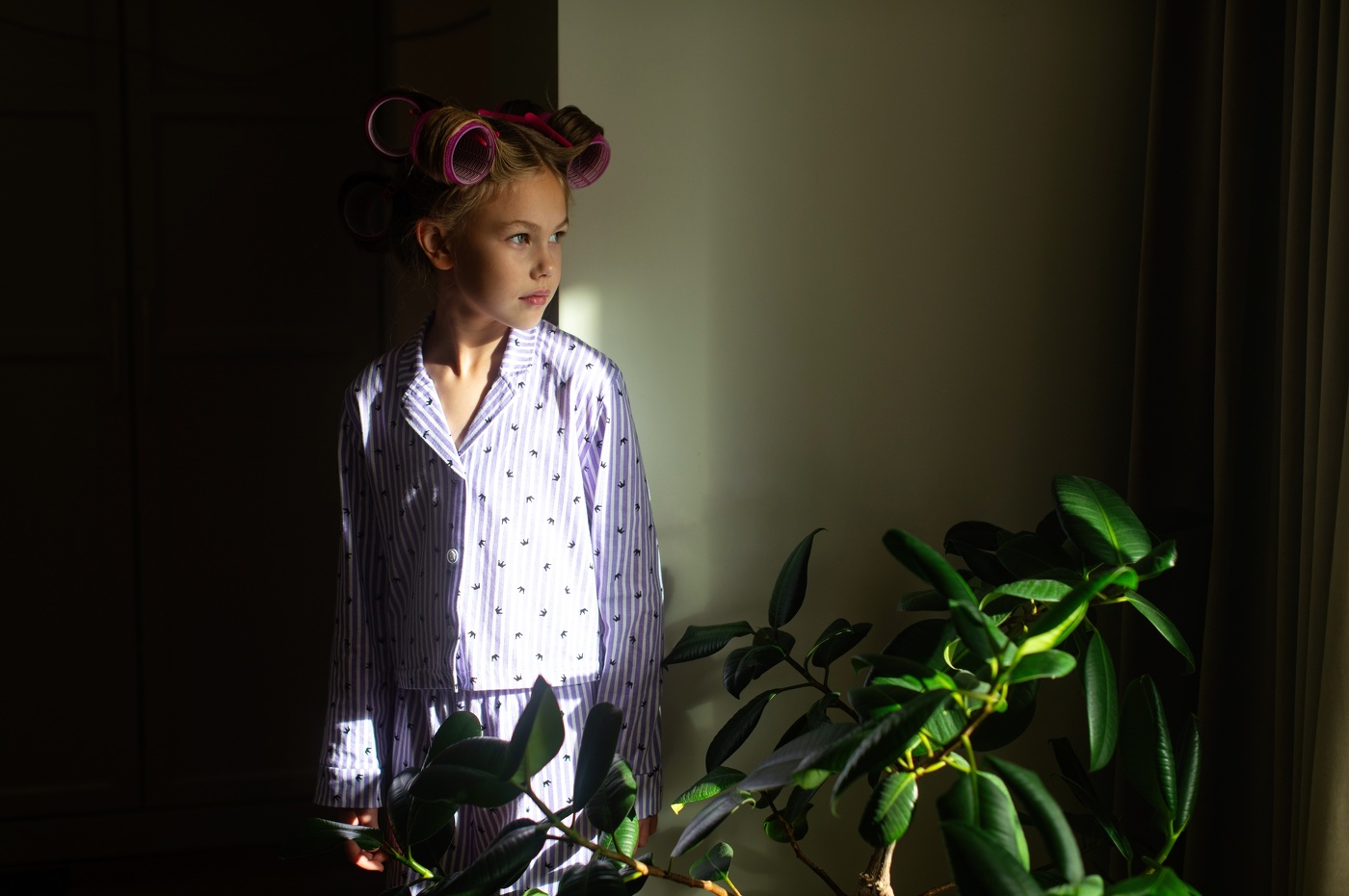 Полина смотрит в окно