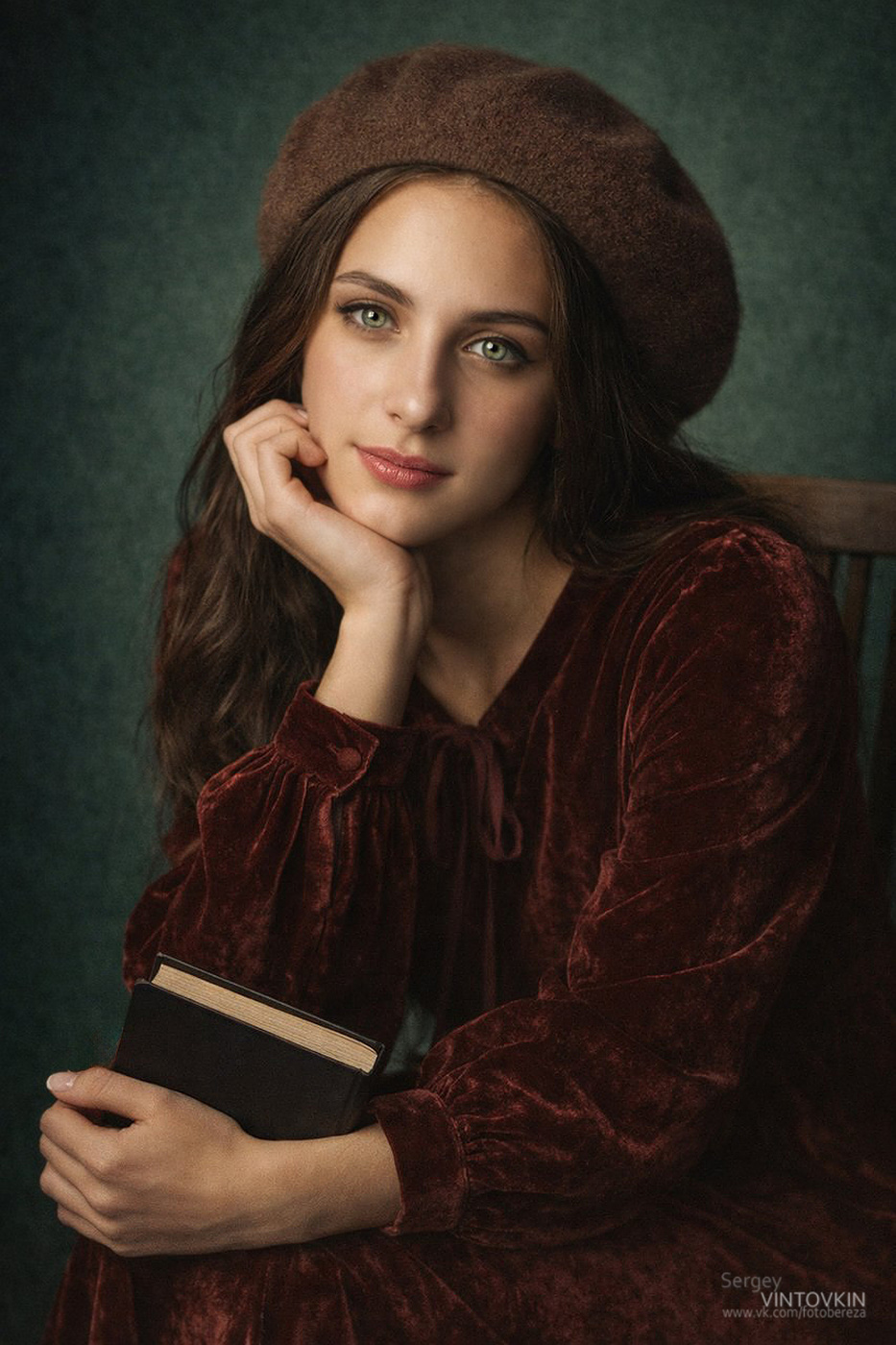 Портрет, девушка с книгой
