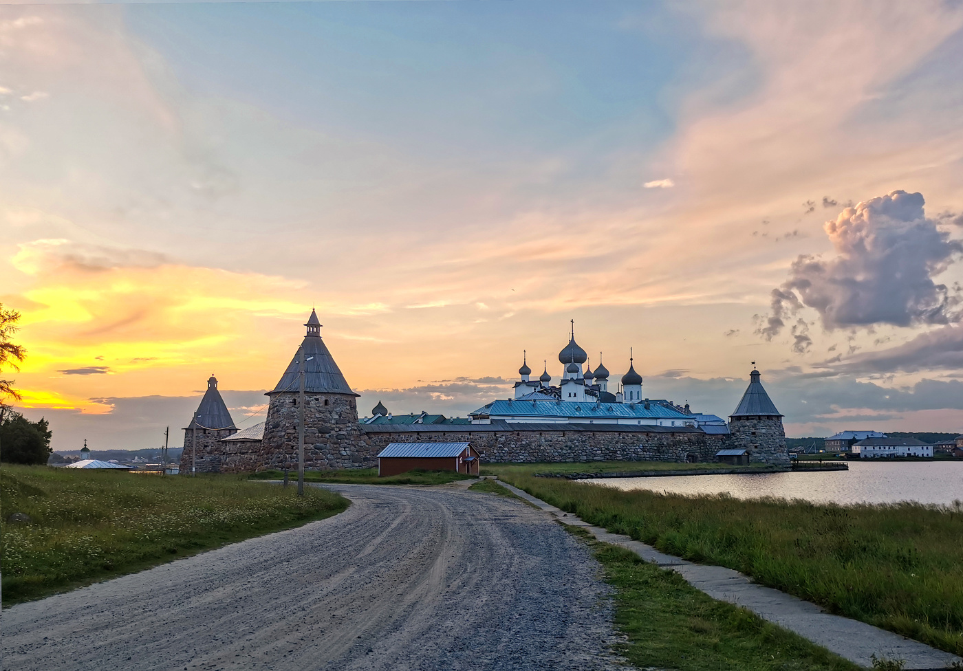Закат над Соловецким монастырем